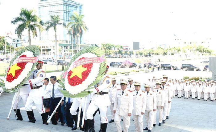 Các đại biểu tham gia lễ dâng hương, dâng hoa