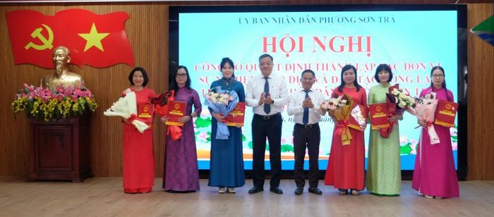 Lãnh đạo UBND P. Sơn Trà trao các quyết định thành lập đơn vị sự nghiệp giáo dục và đào tạo công lập thuộc UBND phường.