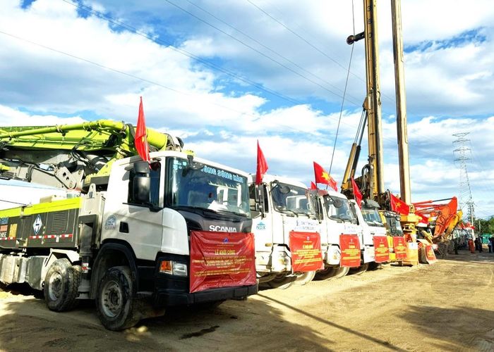 Các máy móc, thiết bị, phương tiện ra quân thi công 2 dự án tại Lễ khởi công.