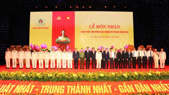 Phó Thủ tướng Thường trực Chính phủ Phạm Gia Túc và các đại biểu chụp ảnh lưu niệm, chúc mừng Công an thành phố Đà Nẵng