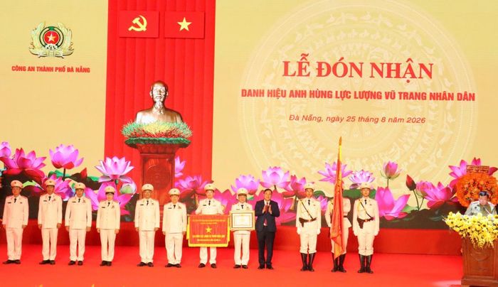 Phó Thủ tướng Thường trực Chính phủ Phạm Gia Túc trao tặng Danh hiệu Anh hùng lực lượng vũ trang cho Công an thành phố Đà Nẵng