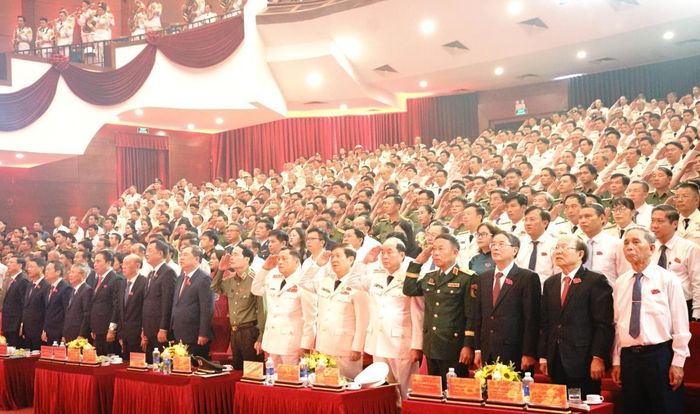 Các đại biểu tham dự lễ chào cờ trước khi vào buổi lễ chính thức