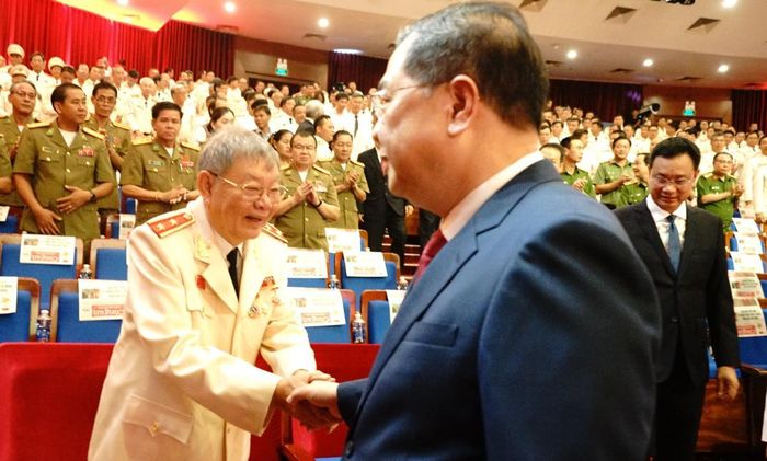 Phó Thủ tướng Thường trực Chính phủ Phạm Gia Túc bắt tay các đại biểu đến dự buổi lễ