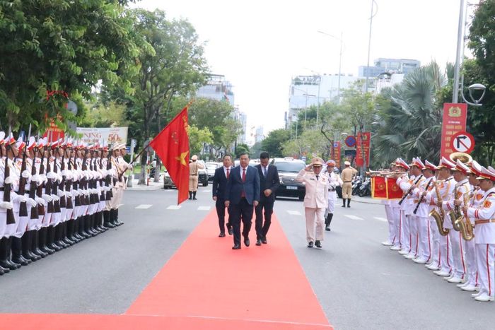 Phó Thủ tướng Thường trực Chính phủ Phạm Gia Túc duyệt đội quân danh dự trước khi vào tham dự buổi lễ