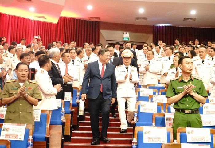 Các đại biểu chào đón Phó Thủ tướng Thường trực Chính phủ Phạm Gia Túc đến dự buổi lễ