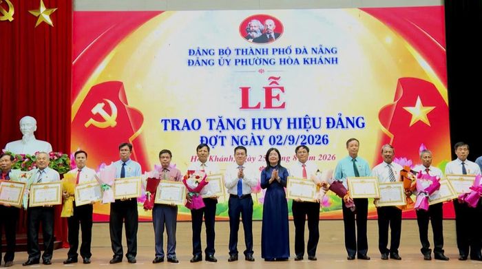 Thường trực Đảng ủy phường Hòa Khánh trao Huy hiệu Đảng đợt 2-9 cho các đảng viên đủ tiêu chuẩn.