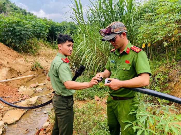 CBCS Công an xã A Vương lắp đặt hệ thống ống dẫn nước về Trường PT nội trú, TH và THCS A Vương.