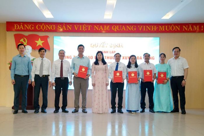 Lãnh đạo Sở GD-ĐT TP Đà Nẵng trao các quyết định bổ nhiệm người đứng đầu các đơn vị sự nghiệp công lập trực thuộc Sở sau sắp xếp.