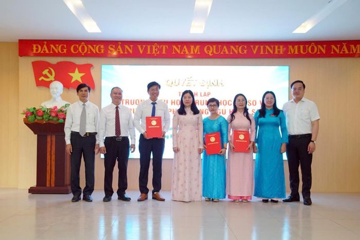 Lãnh đạo Sở GD-ĐT TP Đà Nẵng trao các quyết định bổ nhiệm cho người đứng đầu các đơn vị, trường học thuộc Sở sau sắp xếp.