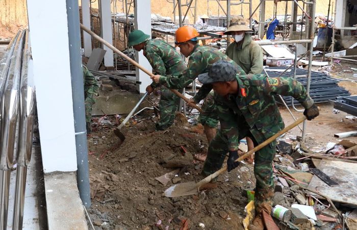 Lực lượng quân đội hỗ trợ thi công