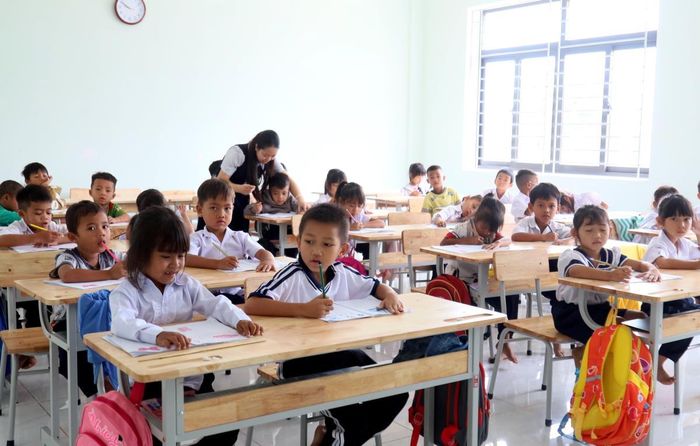 Các em học sinh lớp 1 học làm quen với Tiếng Việt tại khối nhà trường Tiểu học tại Mô Rai