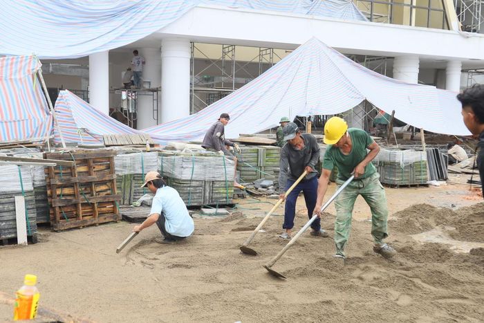 Khi trời nắng, đội thi công tranh thủ thực hiện những hạn mục bên ngoài