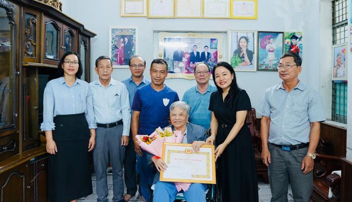 Trao Huy hiệu Đảng cho đảng viên Dương Thị Xuân.