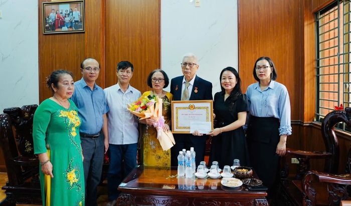 TRao Huy hiệu Đảng cho đảng viên cho đảng viên Bùi Ngọc Hoán.