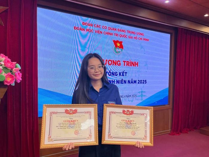 Như Quỳnh cùng những tấm giấy khen.