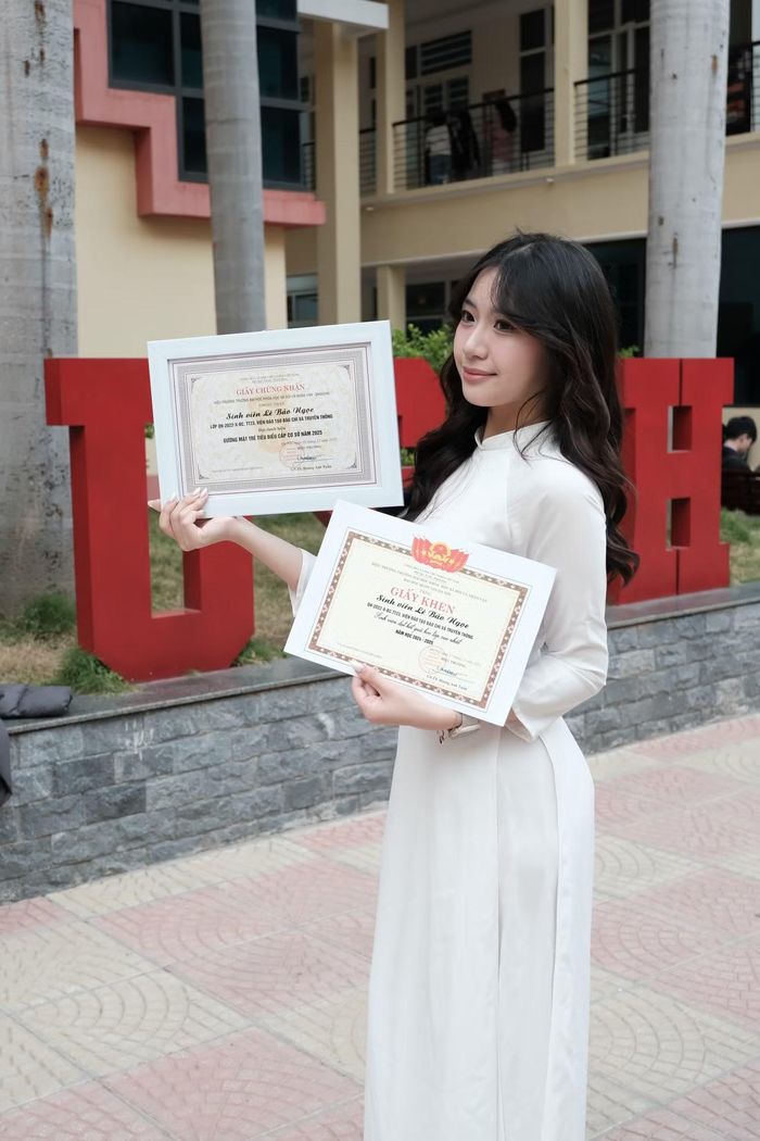 Lê Bảo Ngọc với giấy chứng nhận “Gương mặt trẻ tiêu biểu cấp Cơ sở” và “Sinh viên có thành tích học tập cao nhất lớp”, năm học 2024 - 2025.