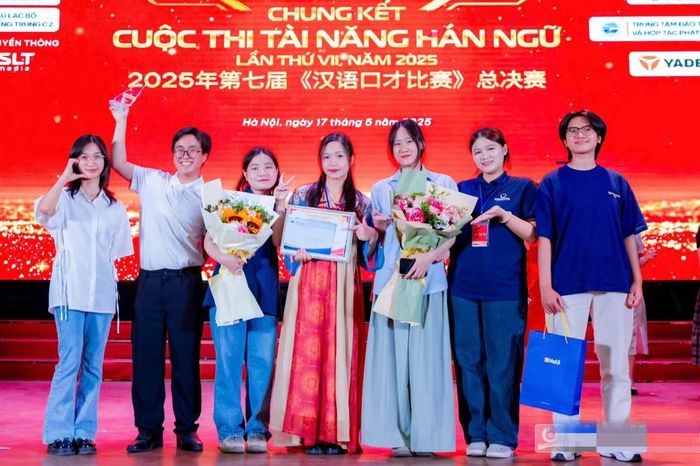 Nhìn lại 4 năm đại học, Phương Thùy (thứ ba, từ trái sang) vô cùng trân trọng những trải nghiệm đã tạo nên sự thay đổi của bản thân.