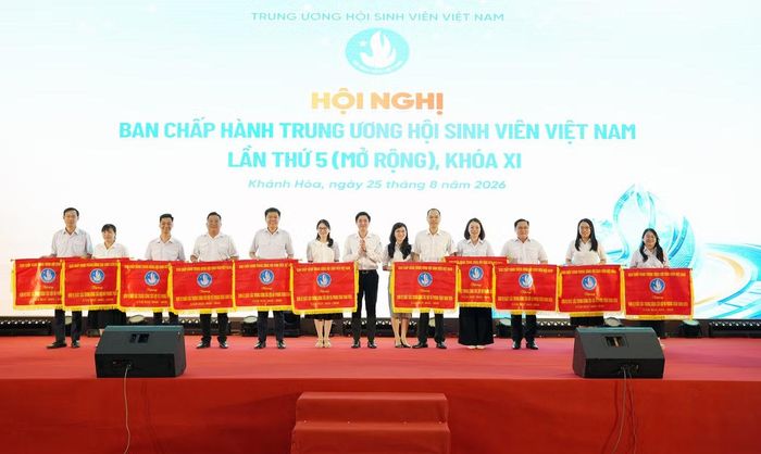 Bí thư T.Ư Đoàn, Chủ tịch Hội Đồng đội T.Ư tặng Cờ thi đua của T.Ư Hội Sinh viên Việt Nam cho các đơn vị.