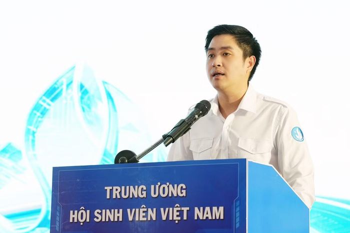 Anh Lâm Tùng - Ủy viên Ban Thường vụ T.Ư Đoàn, Phó Chủ tịch thường trực T.Ư Hội Sinh viên Việt Nam phát biểu khai mạc Hội nghị.