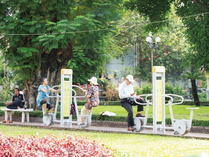 Người cao tuổi tập thể dục nâng cao sức khỏe tại Công viên Khánh Hội, TPHCM. ẢNH: HOÀNG HÙNG