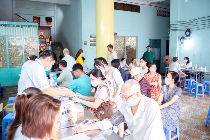 Bác sĩ Bệnh viện Chợ Rẫy thăm khám sức khỏe người cao tuổi phường An Đông, TPHCM. Ảnh: THÀNH AN