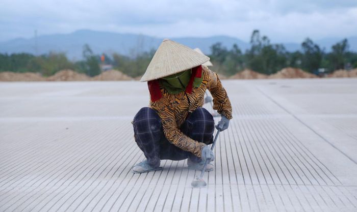  Công nhân đang dọn vệ sinh các rãnh chống trượt, giảm tốc cho máy bay 