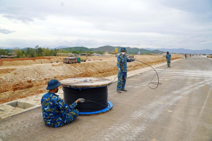  Lắp đặt cáp điện phục vụ đèn báo hiệu và công trình đặc thù đường băng sân bay 