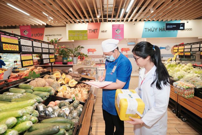 Nhân viên Saigon Co.op kiểm soát chất lượng hàng hóa từ sản xuất, thu hoạch đến phân phối tại điểm bán. MINH XUÂN