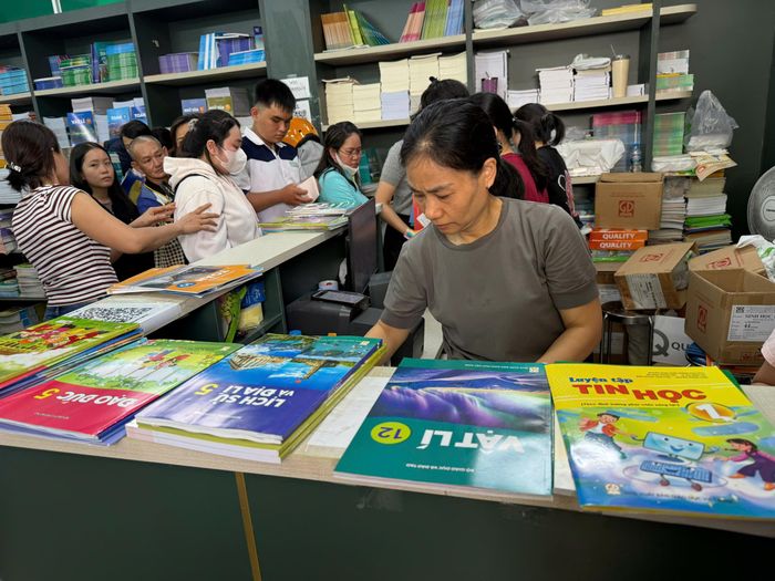  Phụ huynh mua sách giáo khoa tại trụ sở Nhà xuất bản Giáo dục Việt Nam tại TPHCM 