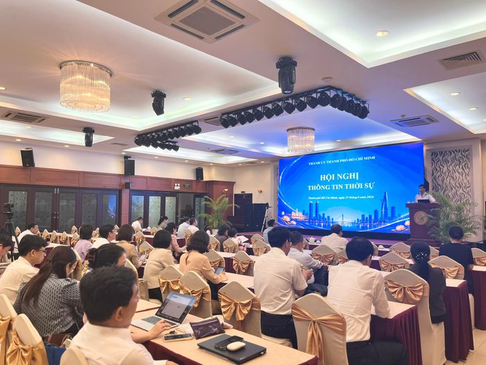  Hội nghị được tổ chức trực tiếp tại Trung tâm Hội nghị 272 và kết nối trực tuyến đến 173 điểm cầu tại các xã, phường, đặc khu, Đảng ủy trực thuộc Thành ủy TPHCM. Ảnh: CẨM TUYẾT 