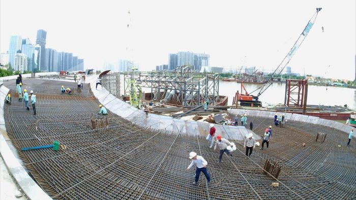 Đơn vị thi công chủ động phối hợp, chuẩn bị nhân lực, thiết bị và phương án kỹ thuật, sẵn sàng triển khai ngay khi sà lan được bàn giao. Ảnh: BẢO ANH