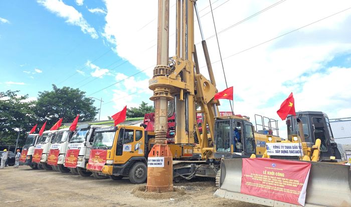  Các nhà thầu thi công thực hiện nghi thức động thổ, khởi công dự án. Ảnh: NGUYÊN KHÔI 