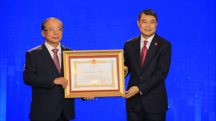  Thủ tướng Lê Minh Hưng trao Huân chương Lao động hạng Nhất tặng Hiệp hội Doanh nghiệp nhỏ và vừa Việt Nam. Ảnh: LƯU THỦY 