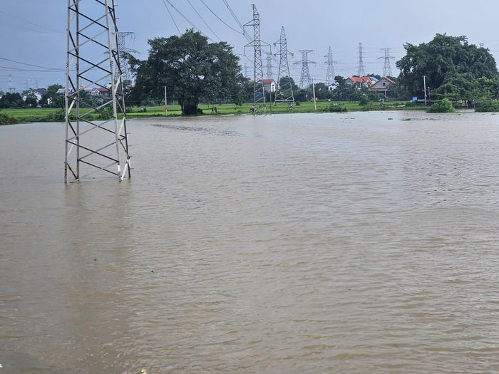  Nhiều khu dân cư và hộ dân ở xã Trung Giã bị nước lũ cô lập. Ảnh: MINH HÀ 