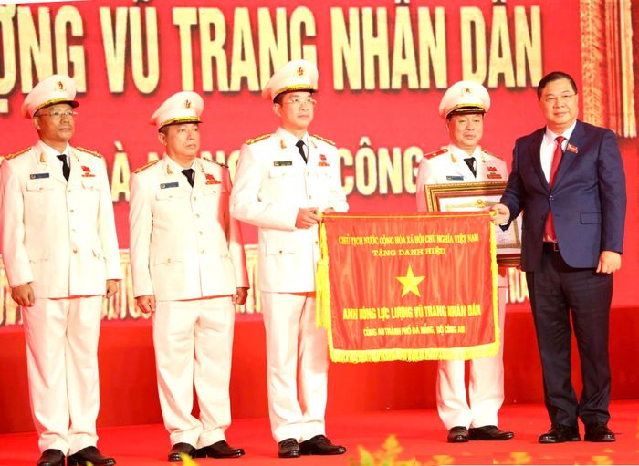 Phó Thủ tướng Thường trực Chính phủ Phạm Gia Túc trao danh hiệu Anh hùng Lực lượng vũ trang nhân dân tặng Công an TP Đà Nẵng. Ảnh: XUÂN QUỲNH