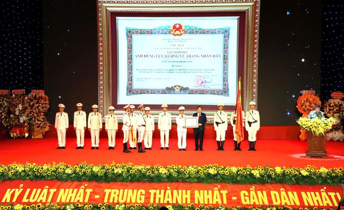 Phó Thủ tướng Thường trực Chính phủ Phạm Gia Túc trao danh hiệu Anh hùng Lực lượng vũ trang nhân dân tặng Công an TP Đà Nẵng. Ảnh: XUÂN QUỲNH