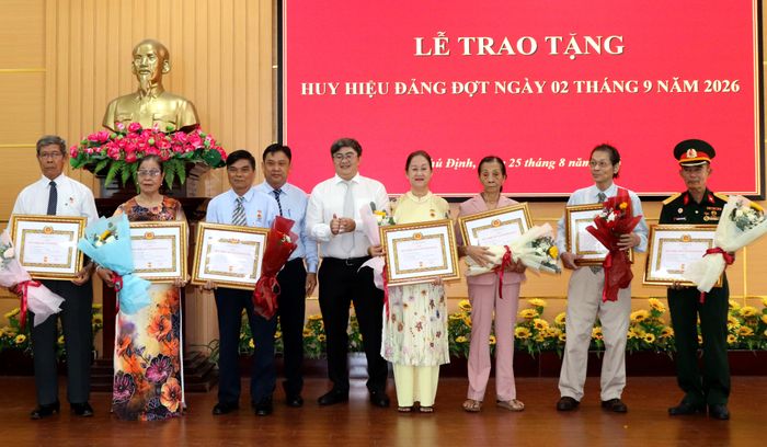  Đảng viên phường Phú Định vinh dự nhận Huy hiệu Đảng đợt 2-9. Ảnh: THÁI PHƯƠNG 