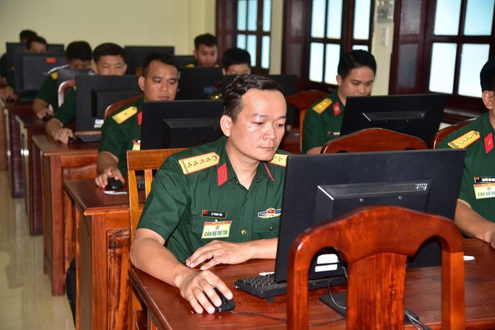 Cán bộ dự thi thực hiện phần thi hiểu biết chung. Ảnh: LÊ TIẾN 