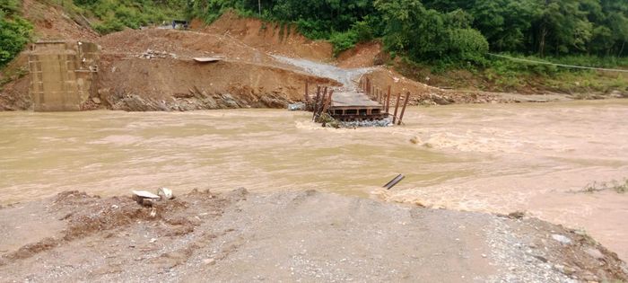  Cầu tạm bị nước cuốn trôi, xã Yên Hòa cũng cảnh báo người dân không nên dùng thuyền qua sông khi dòng nước đang chảy siết 