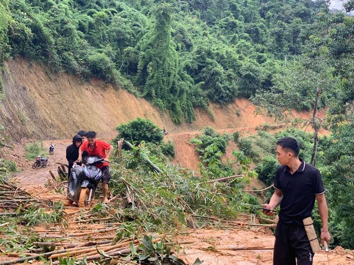  Đường vào bản Na Ngân bị sạt lở, chia cắt 