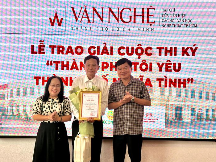 Đồng chí Đinh Thị Thanh Thủy và nhà văn Bùi Anh Tấn trao giải nhì cho tác giả Đào Ngọc Vinh. Ảnh: QUỲNH YÊN