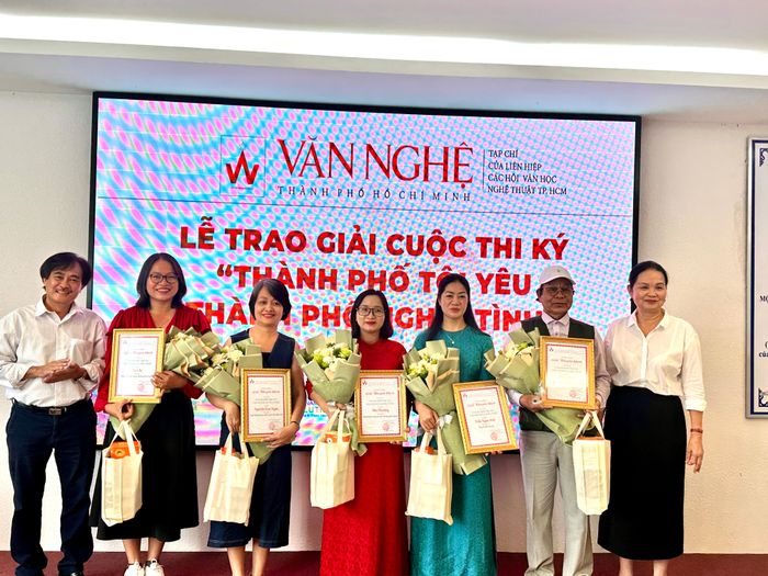 Nhà thơ Phan Hoàng và nhà văn Bích Ngân trao giải cho các tác giả đoạt giải khuyến khích. Ảnh: QUỲNH YÊN