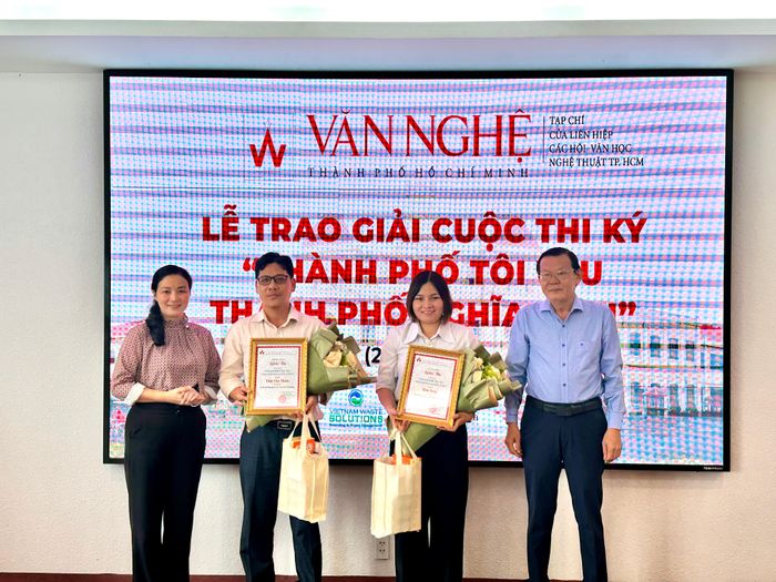 Nhà báo Nguyễn Tấn Phong (bìa phải) và đồng chí Hồng Kim Ngọc trao giải cho các tác giả đoạt giải ba. Ảnh: QUỲNH YÊN