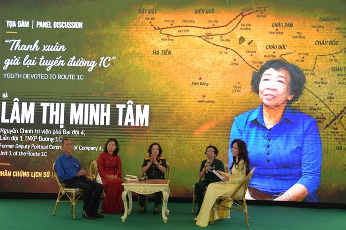  Các nhân chứng lịch sử giao lưu tại khai mạc trưng bày chuyên đề. Ảnh SỸ PHẠM 