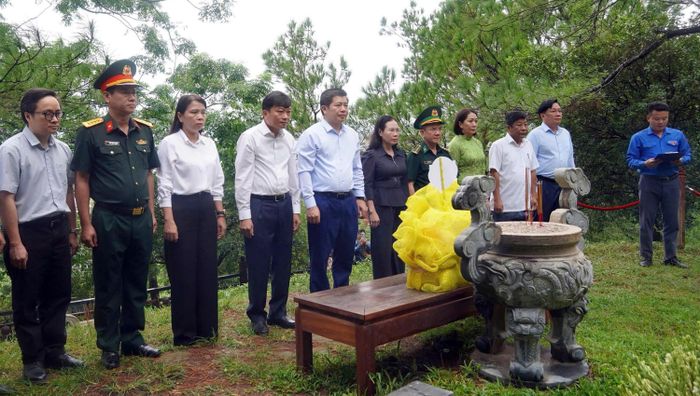  Lãnh đạo tỉnh Quảng Trị dâng hoa, dâng hương tưởng niệm Đại tướng Võ Nguyên Giáp nhân kỷ niệm 115 năm Ngày sinh. Ảnh: NGỌC MAI 