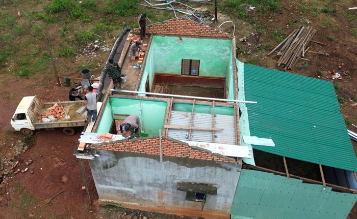  Một căn nhà ở làng Bía Ngó, xã Ia Chia tỉnh Gia Lai bị hư hỏng do lốc xoáy. Ảnh: HỮU PHÚC 