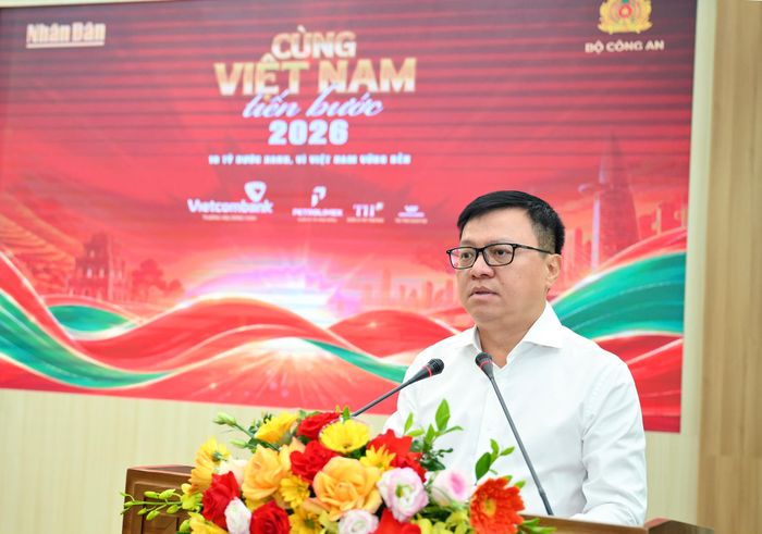 Tổng Biên tập Báo Nhân Dân Lê Quốc Minh thông tin về chương trình. Ảnh: BÁO NHÂN DÂN
