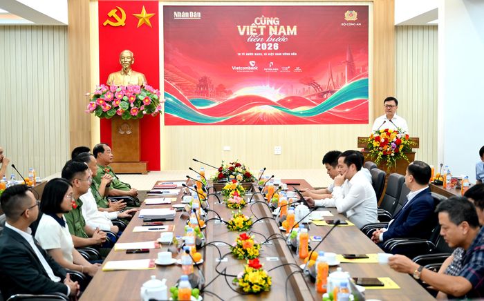 Họp báo chia sẻ thông tin về chương trình “Cùng Việt Nam tiến bước” năm 2026. Ảnh: BÁO NHÂN DÂN