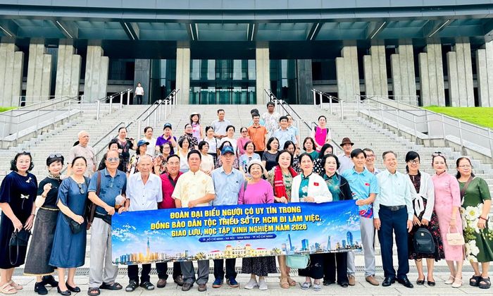  Đoàn tham quan Bảo tàng Lịch sử Quân sự Việt Nam 
