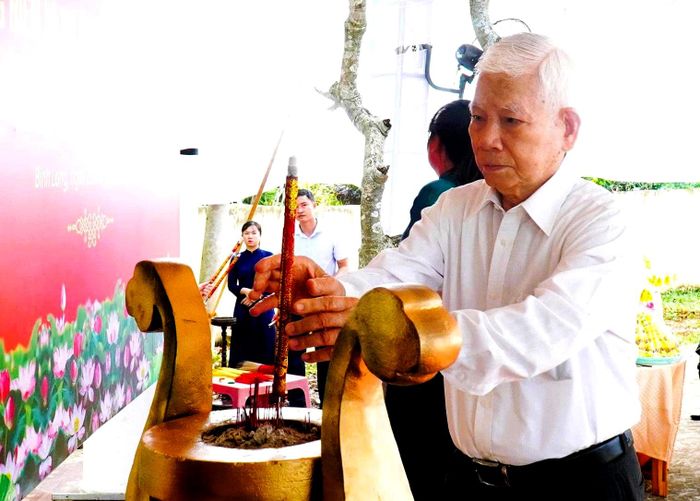 Nguyên Chủ tịch nước Nguyễn Minh Triết dâng hương tưởng nhớ các anh hùng liệt sĩ hy sinh tại chiến trường Bình Long. Ảnh: VĂN TÂM